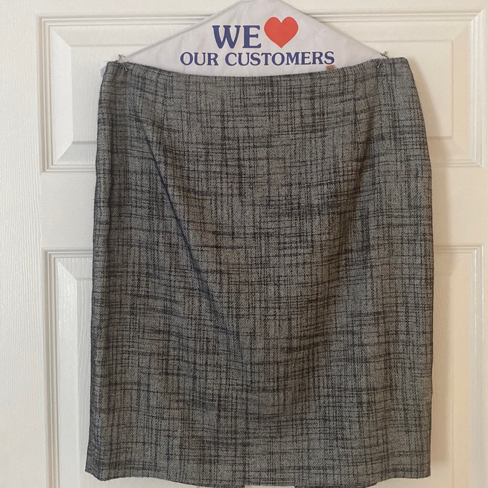 Tahari black and white mini skirt. size 10z like new